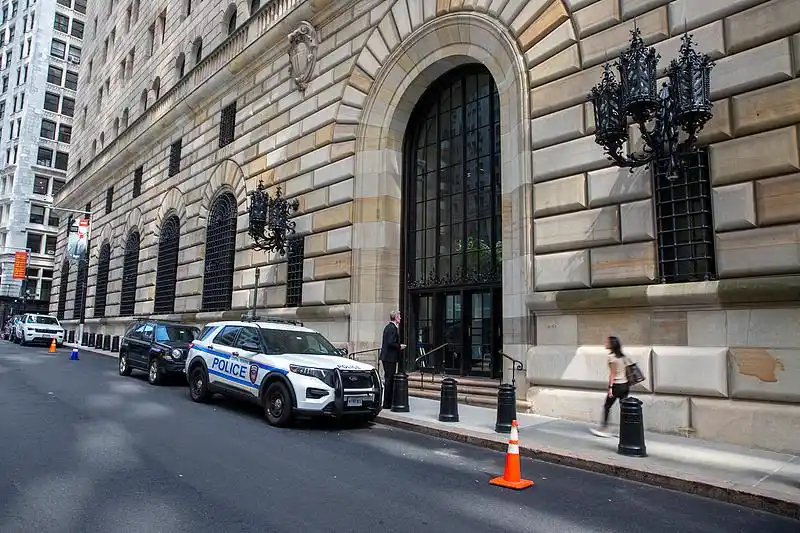 纽约联储报告：美国消费者和企业承担特朗普关