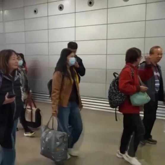 70余名滞留中东台胞抵达上海