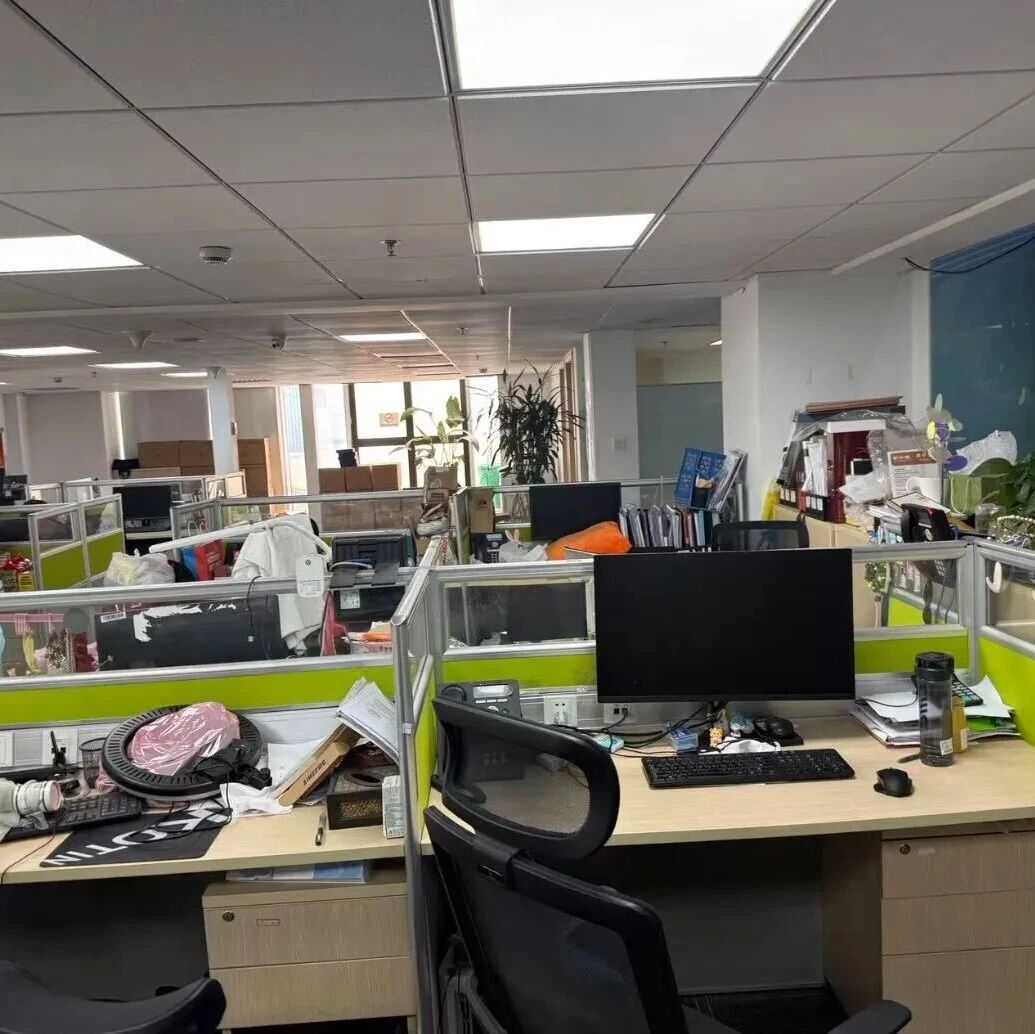 盈科公告：梅向荣已辞去一切职务，网传问题系其家人开公司产生！其妹妹下属员工称“联系不上她”，有人收拾东西准备离开