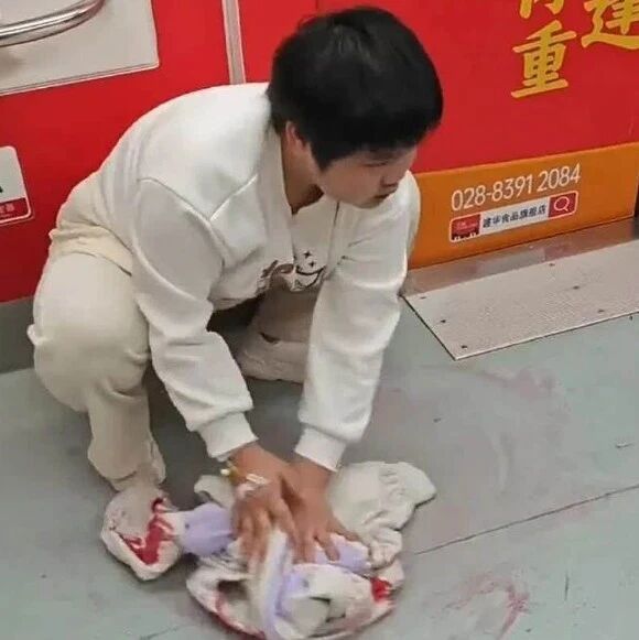 地铁吐血女孩正在上海求诊，称其银行账户因频繁收到转账遭人举报暂时被封，靠跟朋友借钱医治，将前往南京咨询换肾问题