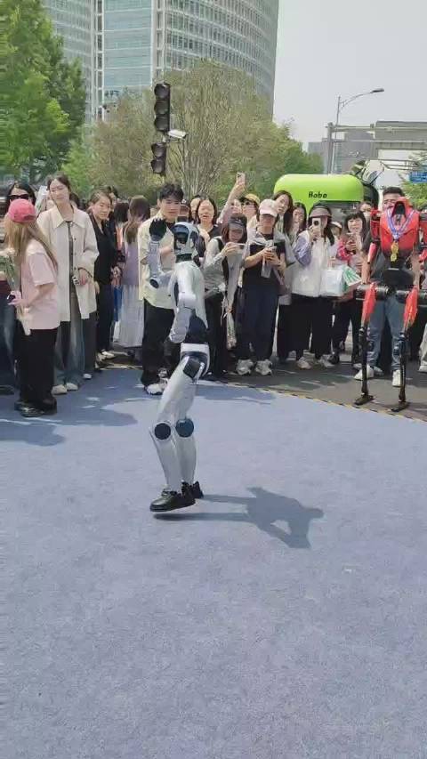 机器人冠军现身金融街嘉年华：巡游送花，大跳“库里之歌”