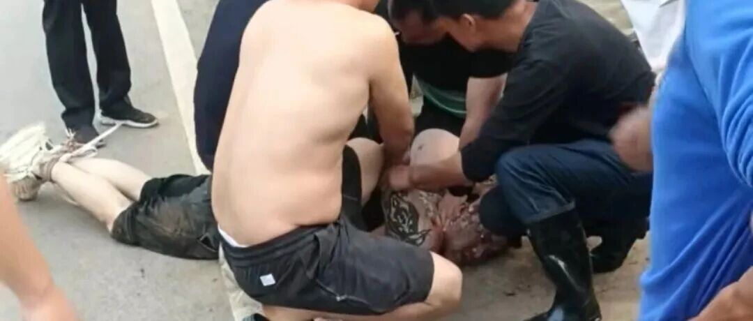 湖南发生突发伤人事件，一名20多岁、上身赤裸并纹身的男子突然情绪失控，对一女子进行殴打，70岁老人上前搏斗被咬掉鼻子