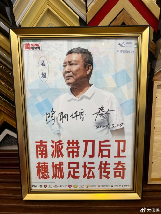 新万博官网app相关图片:星瀚科技技术团队成员在颁奖现场展示分析界面