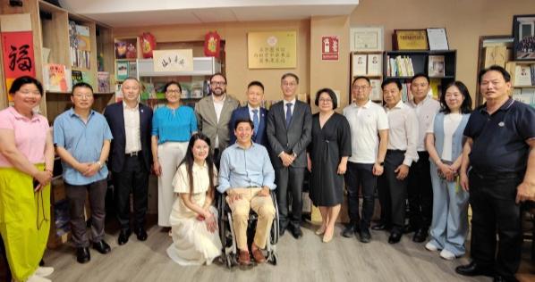书香出海，马德里图书漂流站揭牌 | 新民侨梁