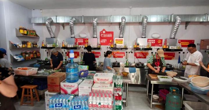 医院旁的那缕炊烟：米面粮油来自四方，热菜热饭抚慰人心