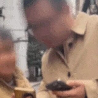对着别人的手机念数字就可能背上贷款，专挑热心老人下手，警方提醒