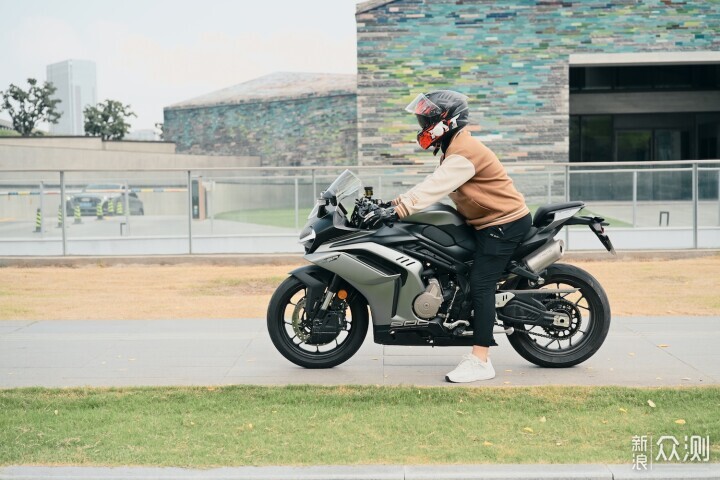 極蜂頭盔對講耳機上新,車隊溝通省心_新浪眾測