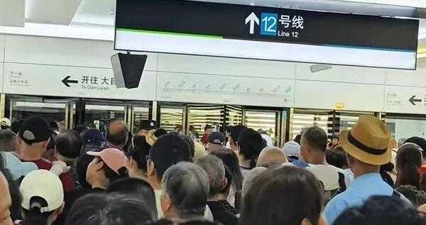 “能看海的地铁”试乘首日挤爆了，运营方紧急提醒