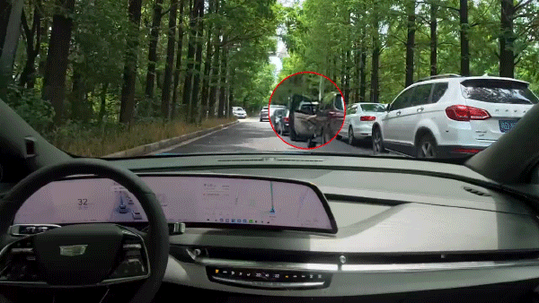 汽车内饰视角下前方道路车辆状况