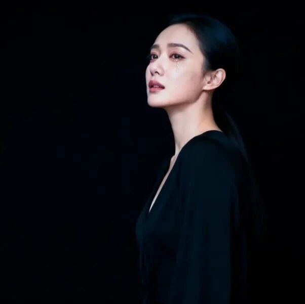 跌光1400亿，“女王”亏麻了
