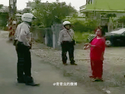 为什么对峙的时候妇女看上去是个市井老妪，被制服后看着像柔弱少妇