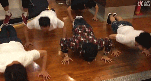 之前林俊杰DOTA2输给林书豪被罚做俯卧撑