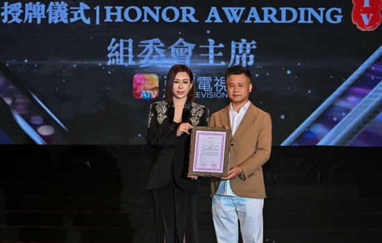 图：邓俊杰主席为周彦燕女士颁发任命书