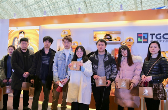 （梦飞与粉丝玩家合影）