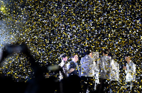 IG战队夺冠捧杯（图/网友糖小摆提供）