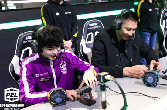 PEL总决赛paraboy带偶像易建联吃鸡