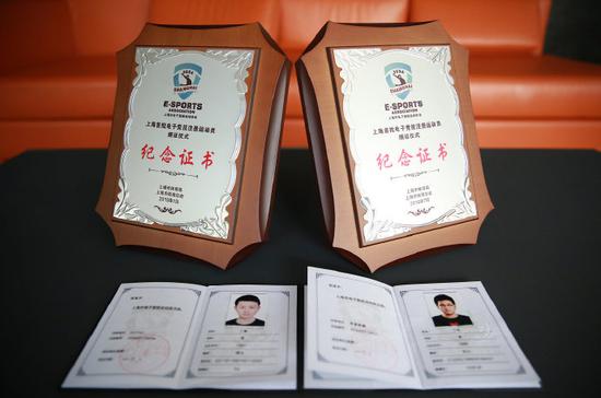 除了vg和newbee之外,ehome,kg和rng等多家俱乐部的选手也拿到了证书