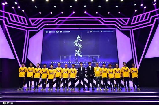 南京Hero久竞落地新闻发布会上 俱乐部全员穿着斯凯奇定制队服亮相