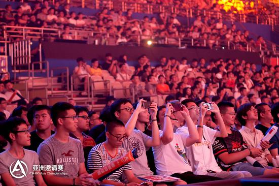 CAC现场氛围会让所有在场的人融化，一同喊出：中国队，牛X！