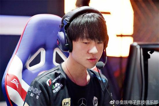 太可怜了，就像打人机一样。