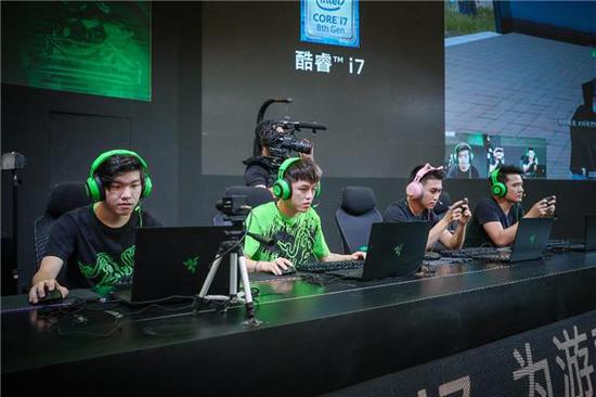 Razer联合创始人兼CEO Min-Liang Tan（右一）、创梦天地首席营销官何猷君（右二）与17战队现场进行游戏体验