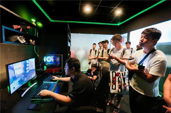 在E5 Intel馆，玩家现场参观Razer Chroma幻彩与飞利浦 秀 品牌联合体验区