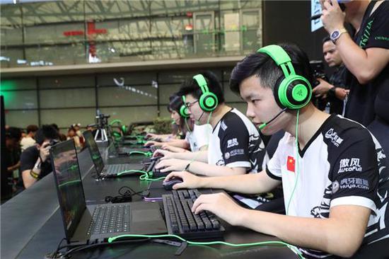 4AM战队在Razer展台与粉丝进行游戏互动