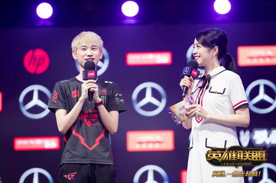 Doinb渴望触摸冠军奖杯