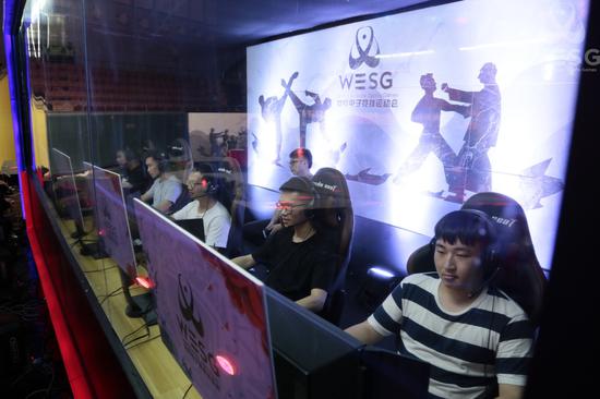 （佛山 顺辉瓷砖 使用水刀切割技术制作的佛山功夫形象的陶瓷背景墙）