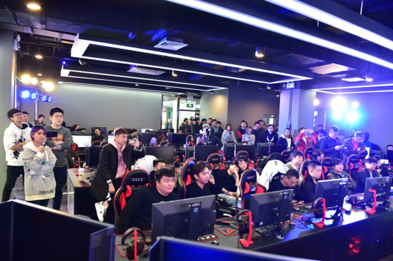 盛典现场的水友、主播嘉宾及合作方代表