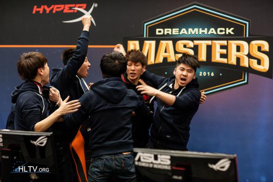 左2举拳要打队友的就是somebody（滑稽，实际是获胜后的欢呼）