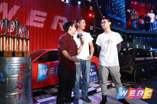 参赛选手正在接受现场采访