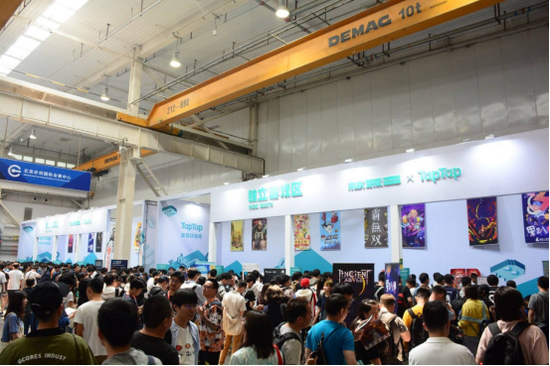 大屏&nbsp;试玩新游&nbsp;，&nbsp;热血玩家&nbsp;现场&nbsp;出击