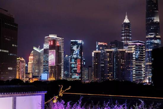 正中间的建筑是花旗大楼