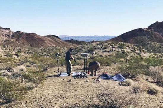 [ 录音师在拉斯维加斯沙漠进行素材录制 ]