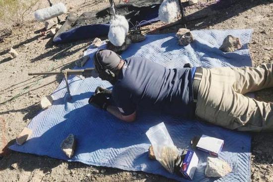  [ 声音素材录制需要录音师和射击手的完美配合（不是放鞭炮随便打哦） ]