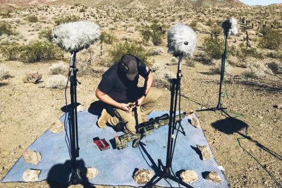 [ 专业射击手在为录音做准备 ]