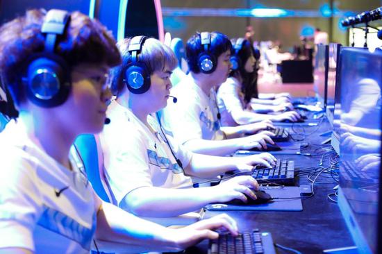  （BLG战队队员与粉丝互动）