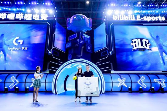 （哔哩哔哩电竞总裁陈悠悠与罗技大中华区副总裁刘京京 互赠礼物）