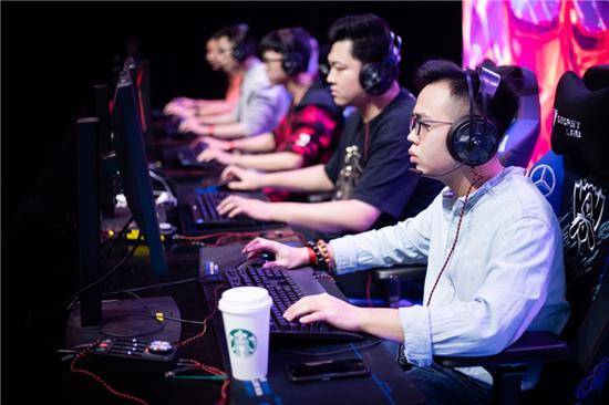 现场观众“上台开黑”,体验职业选手竞技生涯