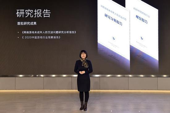 图为北京大学信息管理系主任张久珍在网络游戏研究院启动仪式上发布首批研究成果。 宋家儒摄