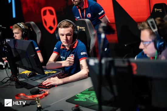 EliGE认为这种没有观众的线下对Gambit考验不大