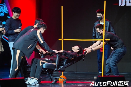 下腰过杆、座椅俯卧撑等电竞椅辅助的游戏挑战，有傲风躺赢