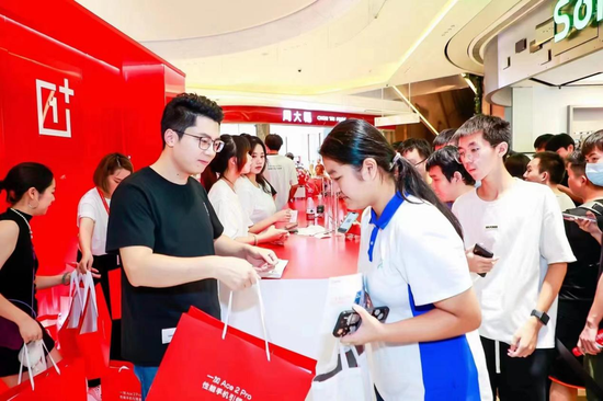 一加中国区总裁李杰现身活动现场