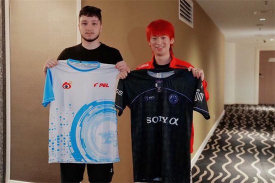 Suk（右）和国外选手合影