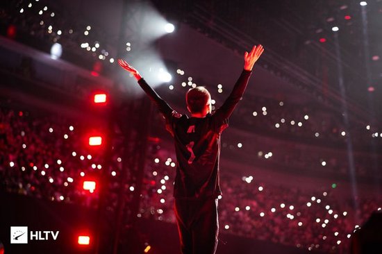 FaZe在2024年上海Major的决赛中，经过艰难的下半场，队伍离胜利临门一脚