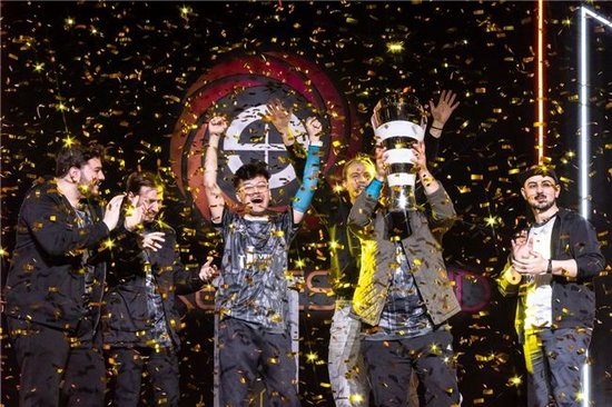 来自中东赛区的XO战队捧起冠军奖杯