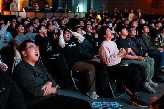  比赛现场如痴如醉的粉丝