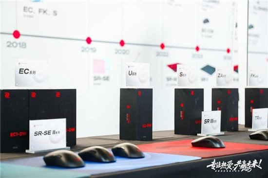  图注：文化节的现场也设置了电竞装备的体验区