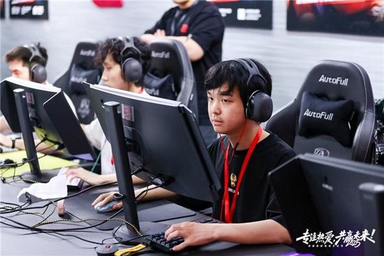 图注：Ch1ka（右一）